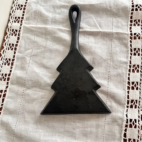 Cast iron Christmas tree pan - Picture 3 of 3